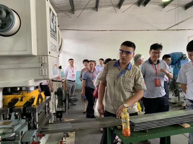"鹏鹗"分公司在参观完"鹏鹗"分公司车间后,考察团与金鹏针业举行了