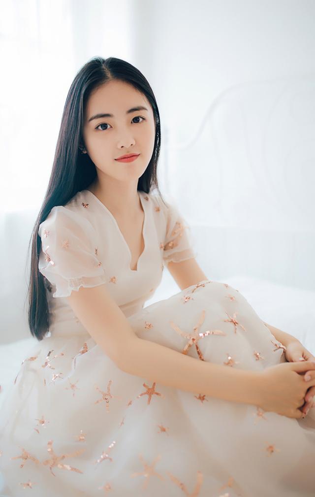 章乐韵无愧"校花"称谓,一袭碎花裙灵性十足,简单穿搭也能吸睛