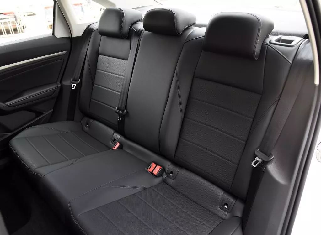 万鑫名车广场全新朗逸plus坐享黄金第二排