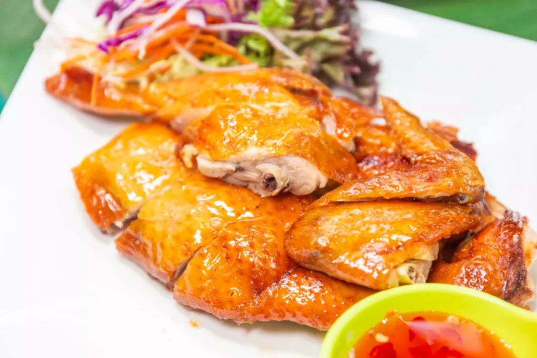 最爱吃鸡的好料菌,是绝对不能放过餐厅里的这份印尼娘惹吊烧鸡的.