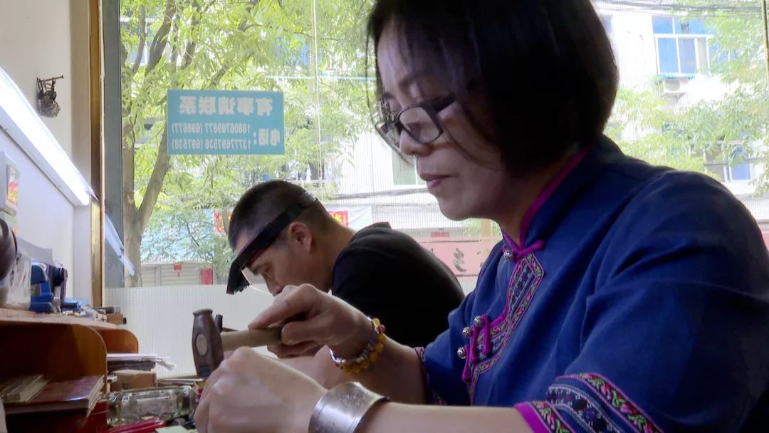 走近畲乡看畲银传承人陈晓珍一錾一刻锻造畲族银饰之美