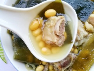 夏日菜谱海带黄豆排骨汤做法简单营养丰富动手试试吧
