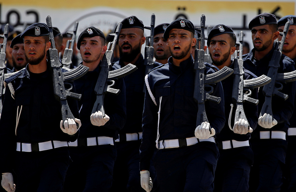 1/ 12 当地时间2019年7月16日,加沙城,学员参加巴勒斯坦警察学院毕业
