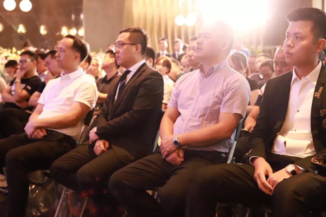 桂林市象山区副区长崔海健先生,天龙湾酒店集团总裁谭诚先生,天龙湾