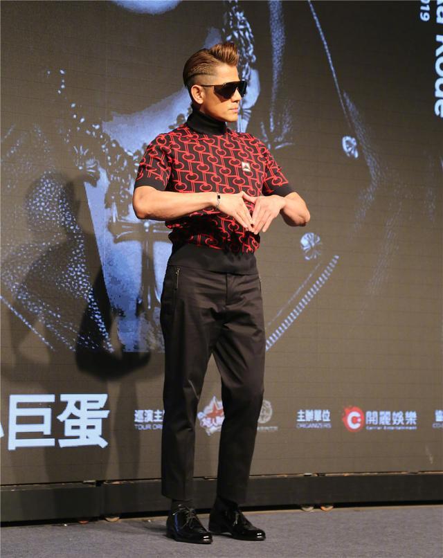 原创天王郭富城终于高调红针织短t黑长裤超帅53岁比小伙有精神