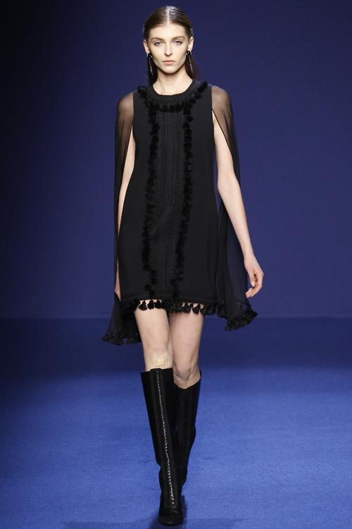 上图的服装,除了贯头的开口有时会由两块布缝合留出缺口,袖下一般也会