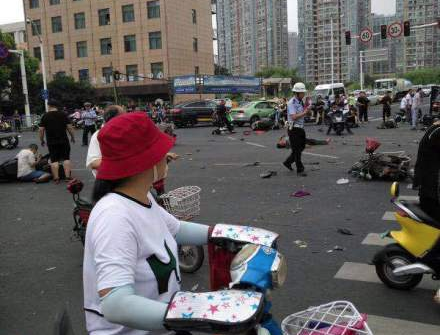 常州奔驰连撞多车致3死10伤肇事者已被警方控制