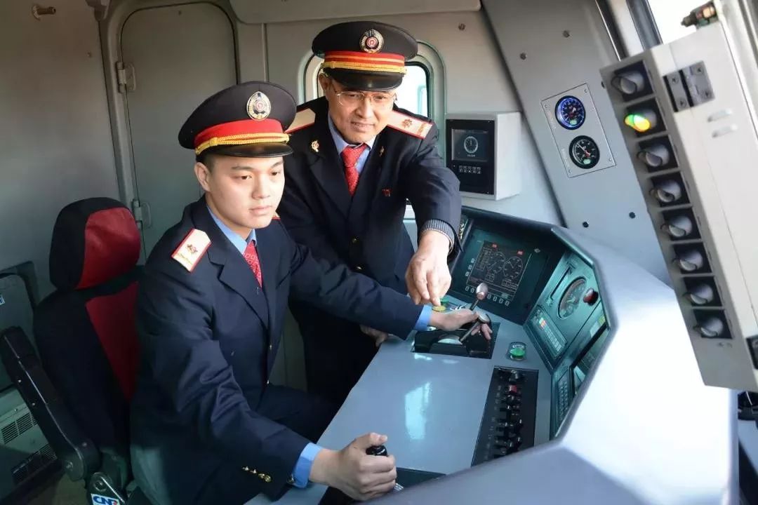 山西一家四代"铁路人"!用青春见证"中国速度"!_火车