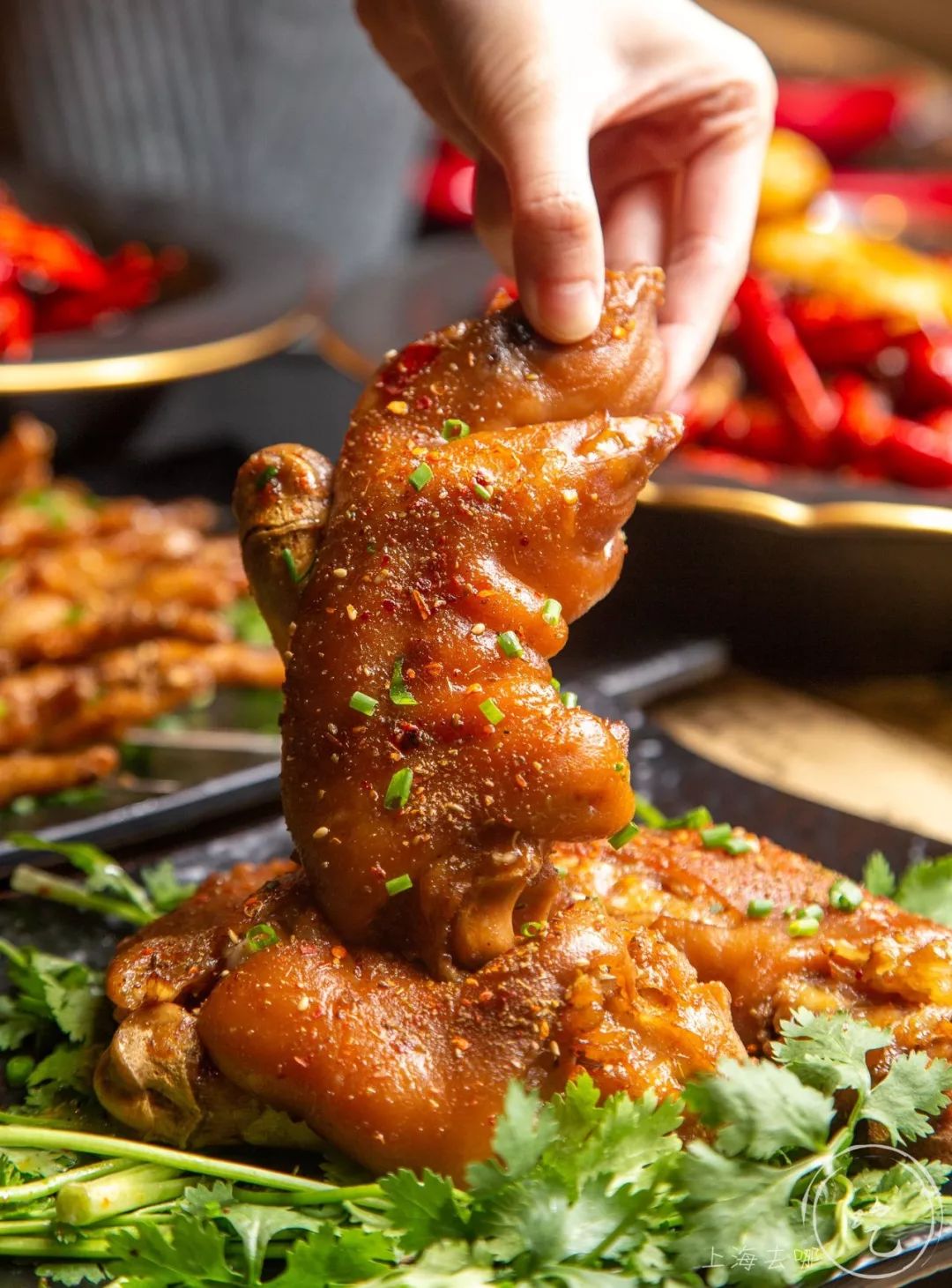 特色烤猪蹄新鲜的猪爪烤的酥烂,轻轻一扯就容易骨肉分离,吃起来扯级