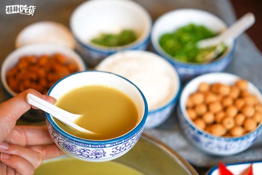 各种味道的汁水相互交融,成就了一碗色香味俱佳的油茶