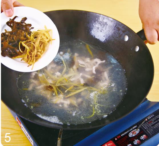 秋天做一大盆木樨汤有蛋有肉有菠菜口感丰富咸香味美