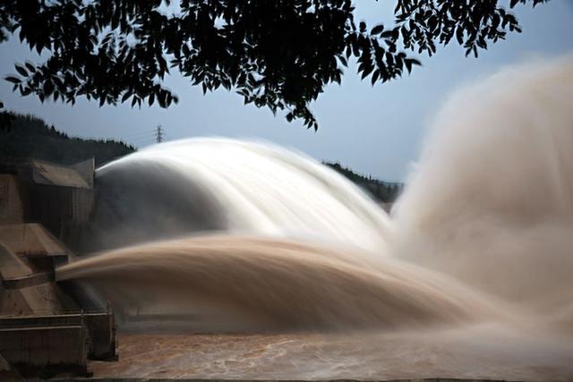 今日洛阳黄河小浪底排沙泄洪气势非凡