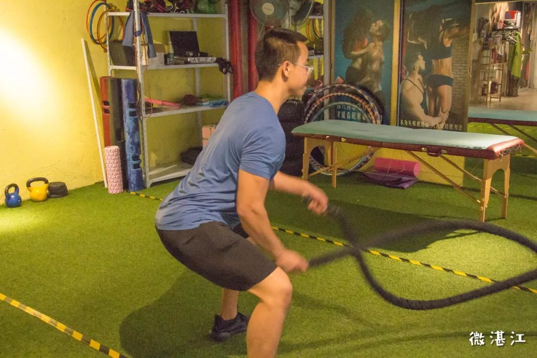 摆正正确姿势,甩动有氧战绳能改善"虎背熊腰"的状况纠正长期累积下来