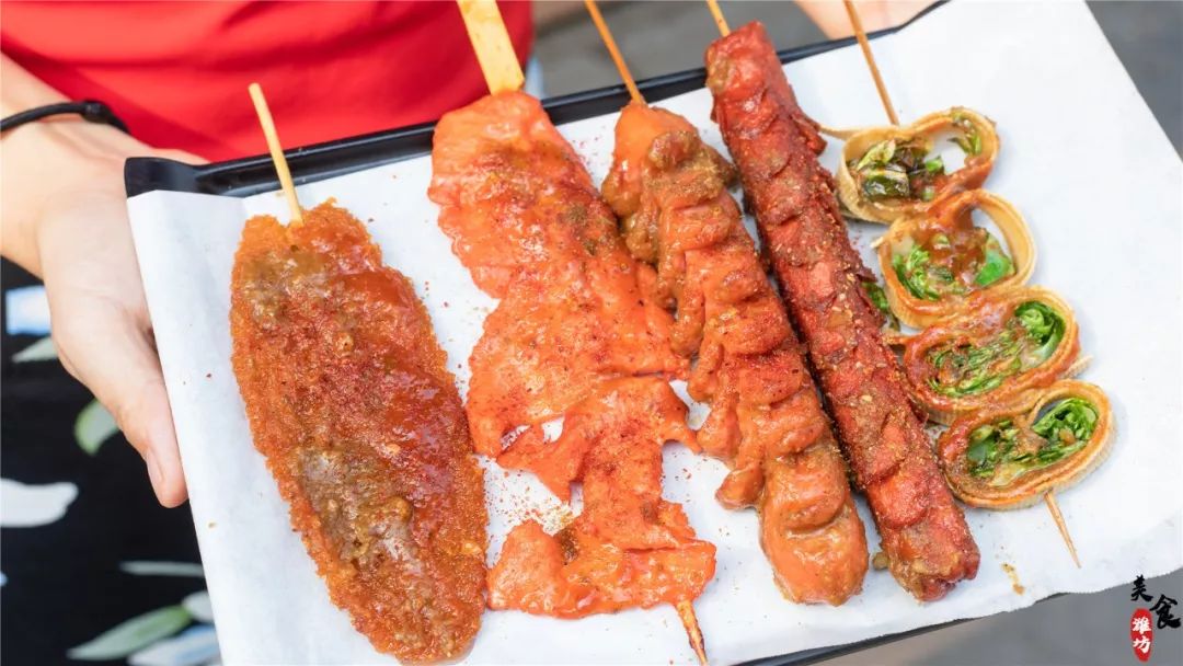 他在潍坊这条街上卖了21年的麻辣串,曾经那些穿校服的人都有了小孩.