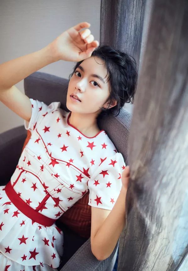 赵今麦快本首秀造型清爽跟00后小花学减龄穿搭