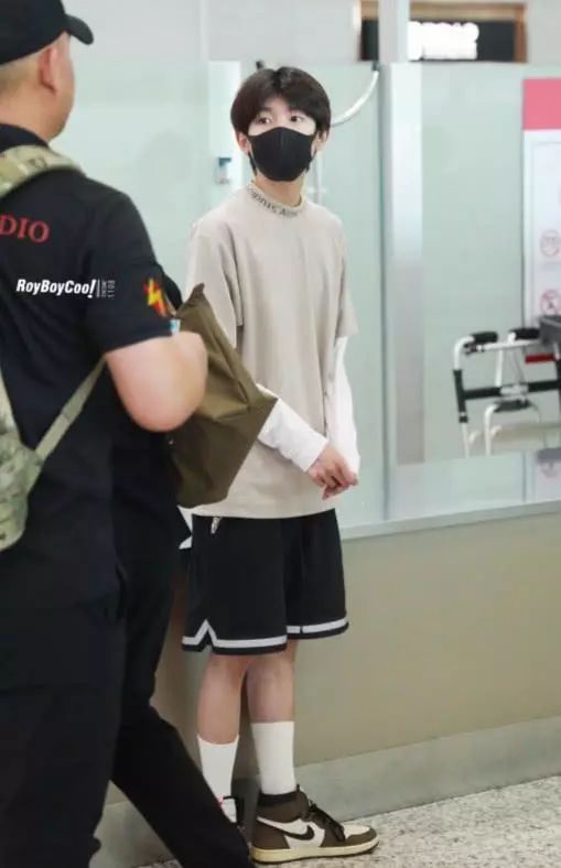 王源过安检脚上aj却成了重点检查对象网友全网最惨aj