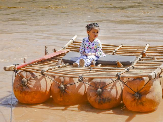 原创黄河旅游奇观不吹不行羊皮筏子赛军舰可真的是吹出来的