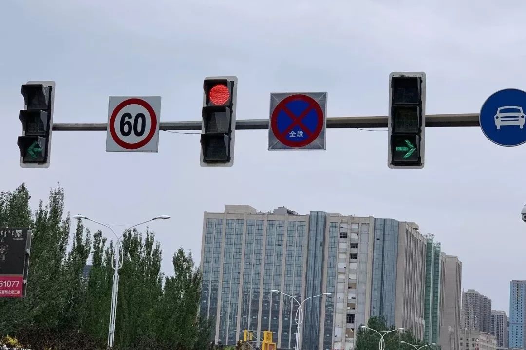 交警提示:驾车在于每一个细节,请广大驾驶人严格按照交通信号灯指示