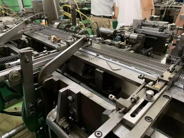 在参观完"鹏鹗"分公司车间后,考察团与金鹏针业举行了座谈会,主机厂就