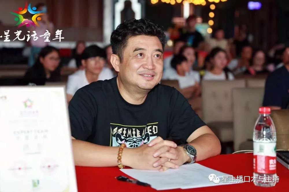 左上:中央广播电视总台中国之声《新闻和报纸摘要》主播:朱卫东右上