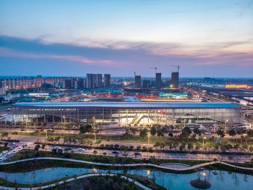 晶宫精品御水而行的黄金列车南京高铁宁高线