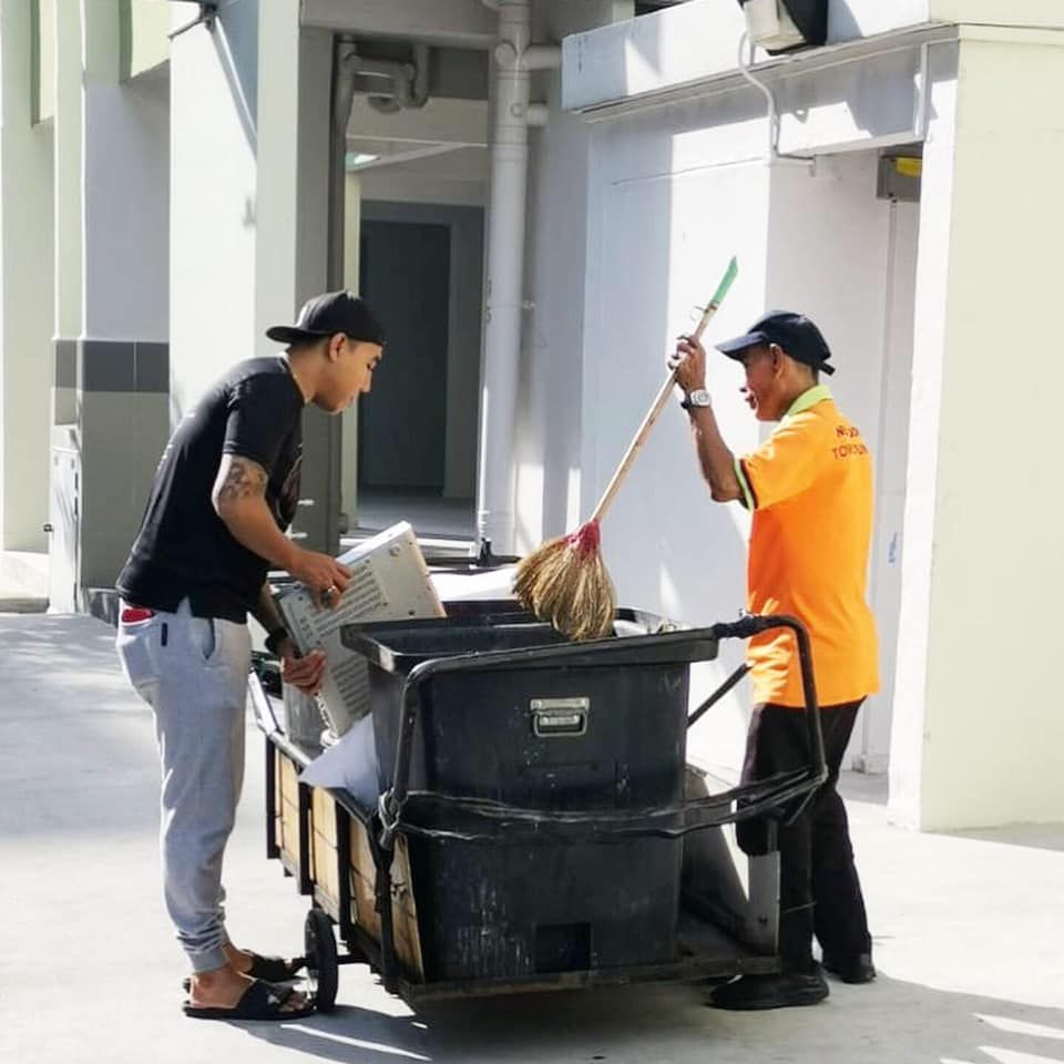 原创"我爸是清洁工,是我一辈子榜样!"新加坡小哥po文引发网友共鸣
