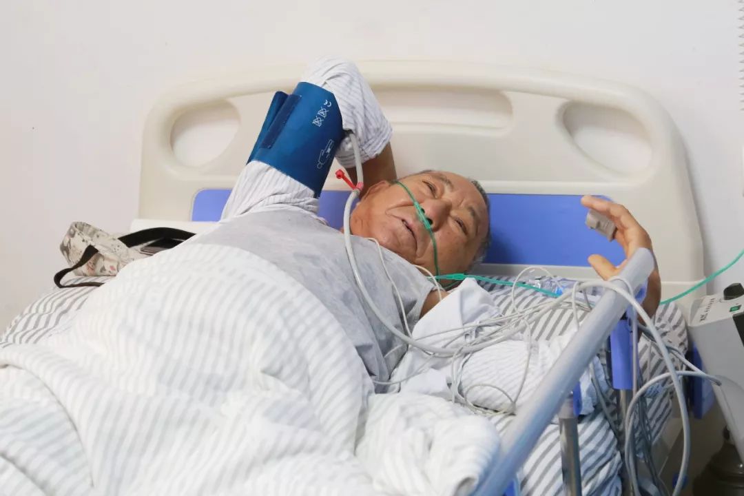 完成一例全髋关节置换手术,为一位骨折18年的患者解除了病痛的折磨