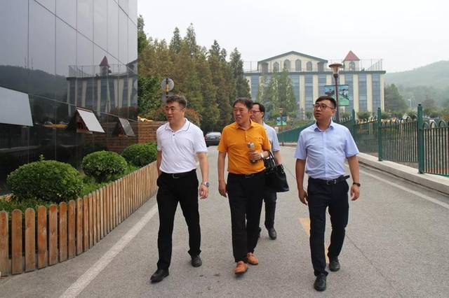安徽临泉县靖波中学与两栖签订地区运营中心代理协议