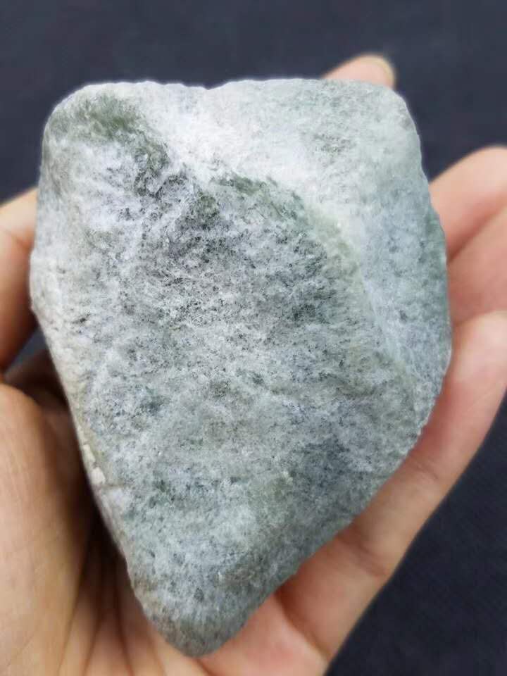 阿仁翡翠赌石之289克的莫西沙场口的翡翠原石,全身都起白雾,什么情况?