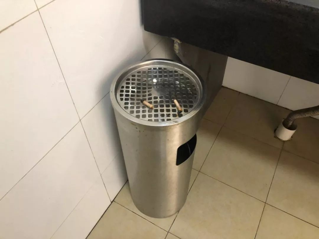 男厕垃圾桶烟头未得到及时的处理一个隔间的墙壁生锈厕所内部干净但没