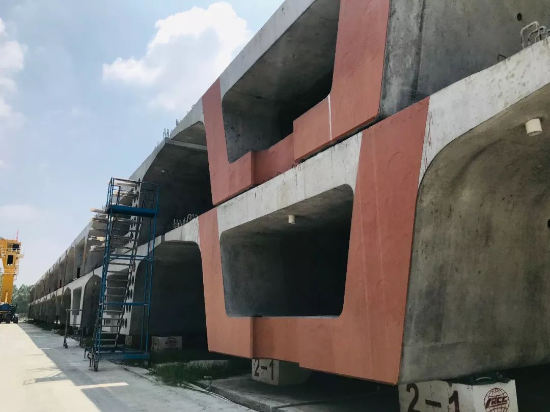 着这里总共占地面积是210亩,左手边存梁区总共设置了63个双层存梁台座