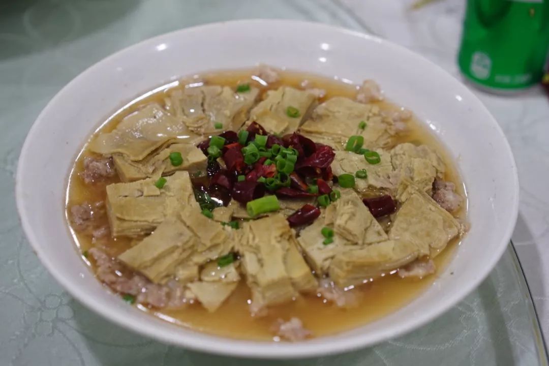 霉千张是一种怎么样的滋味?用筷头,轻轻点一蔟放入嘴里.