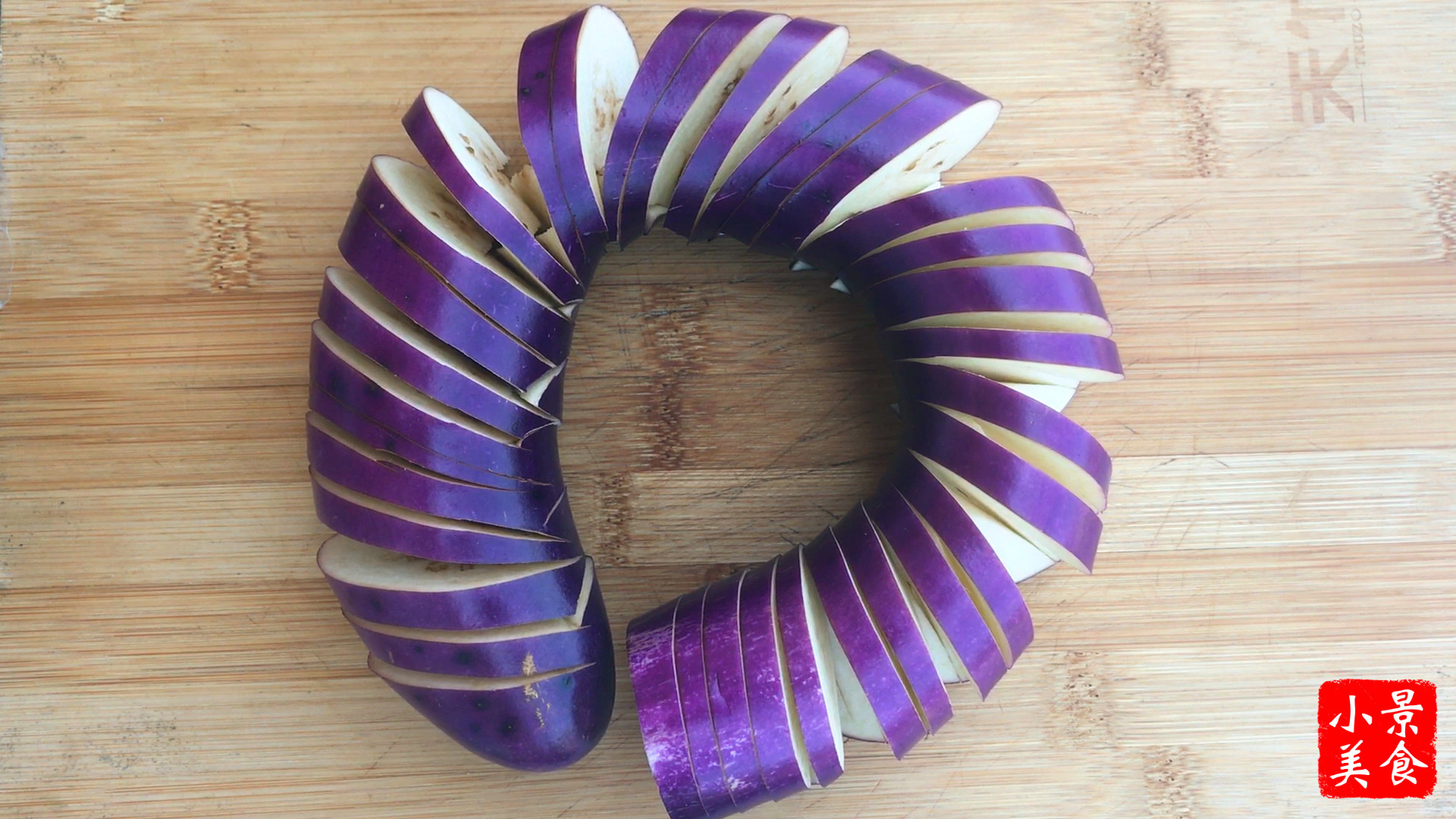 1/ 12 把茄子先正面切一下,背面斜45度切花刀 下锅蒸1分钟即可 切一点