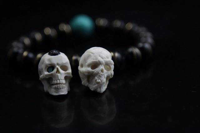 34岁学艺中年老姚爱雕刻钟爱骷髅头