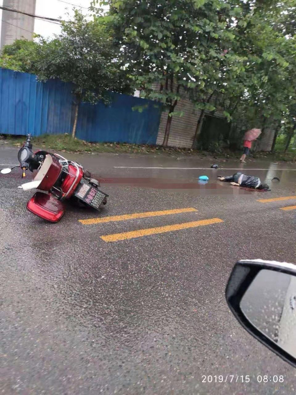宜宾这个地方出事了,一两轮司机被撞飞,地上多大一滩血!