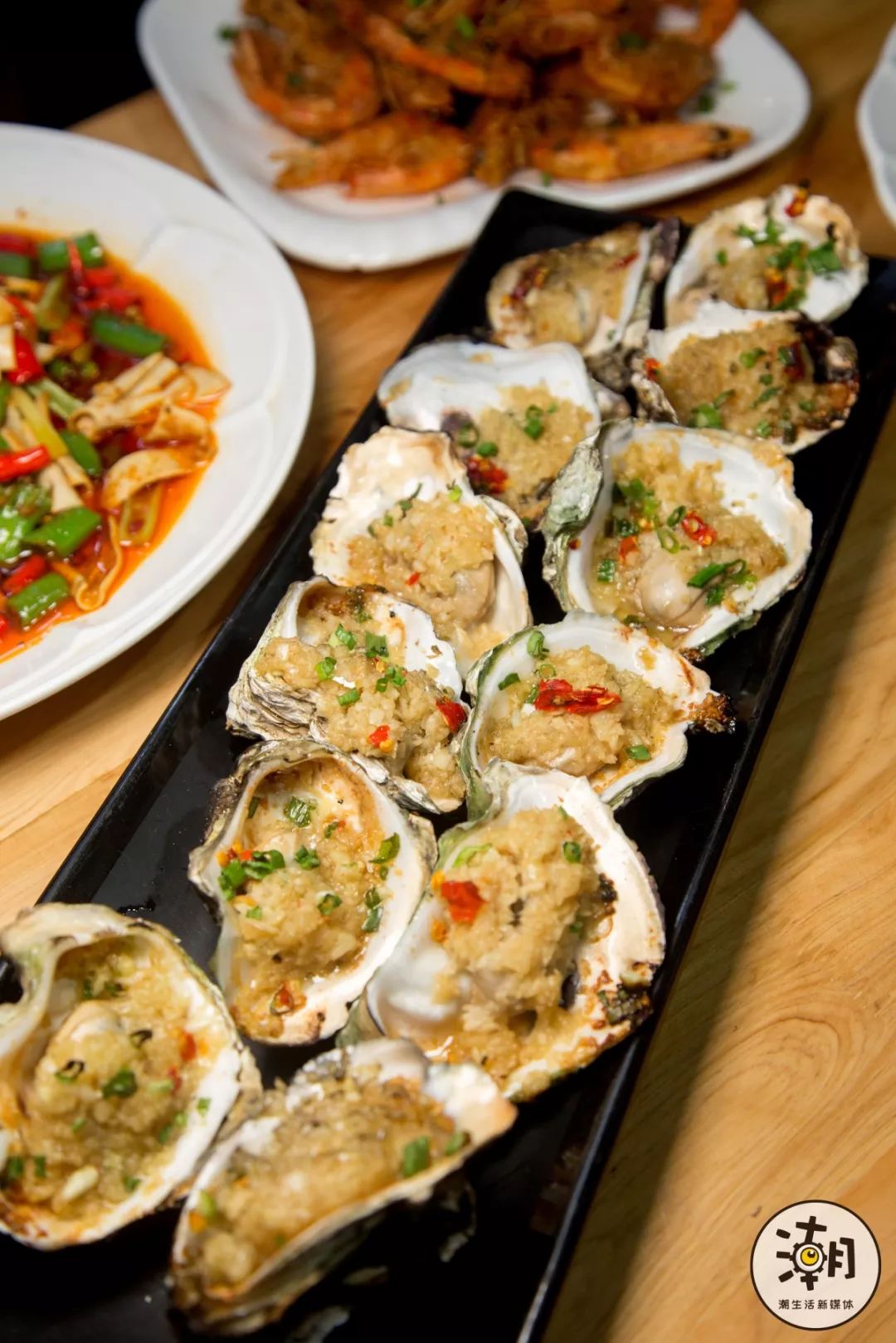 空气中弥漫着一股 蒜蓉与生蚝完美结合的鲜味