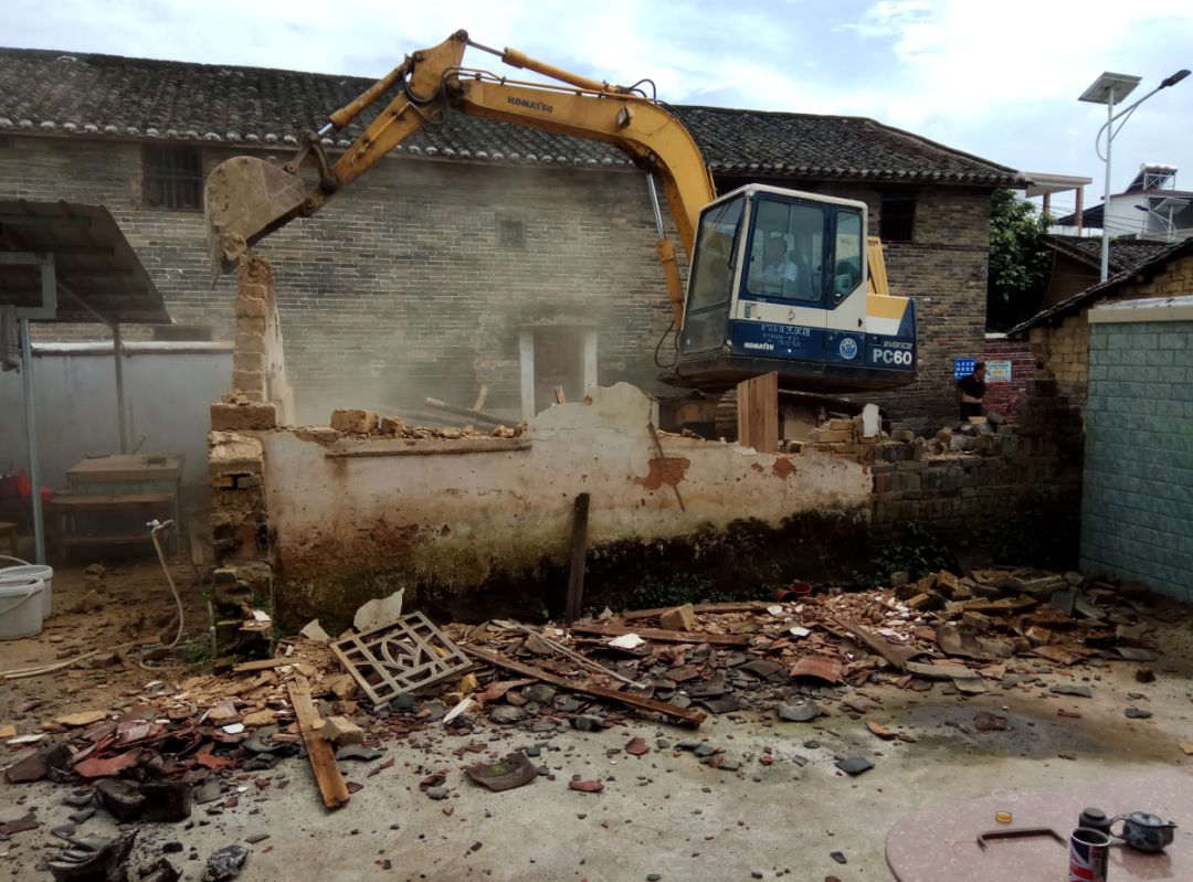 7月15日下午,仁化县副县长梁钰清到董塘镇指导农村破旧泥砖房拆除工作