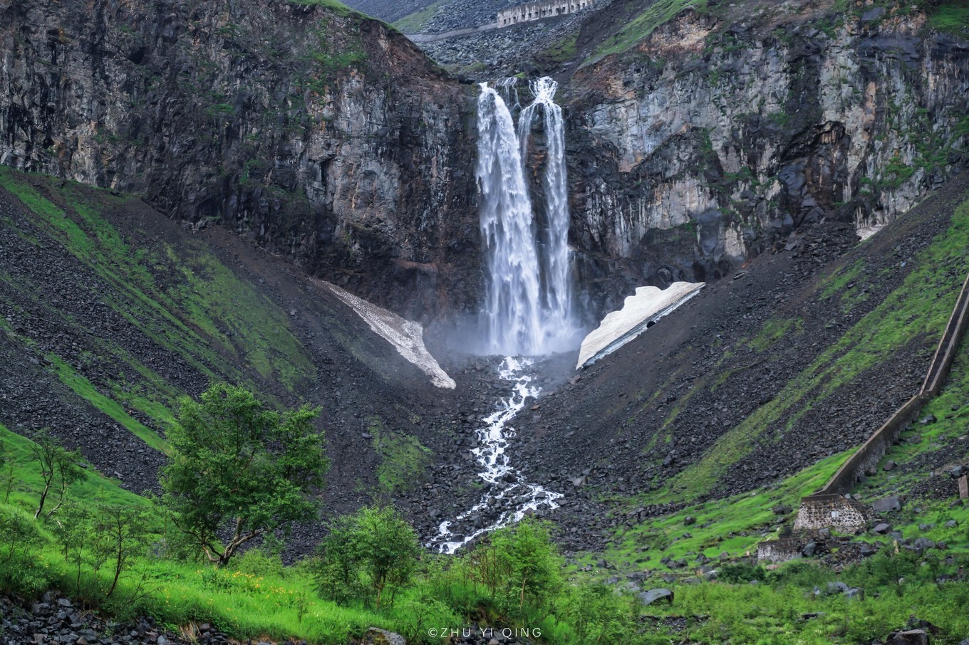 东北的夏天最流行泡温泉,这里的温泉全部免费,而且还在瀑布旁边