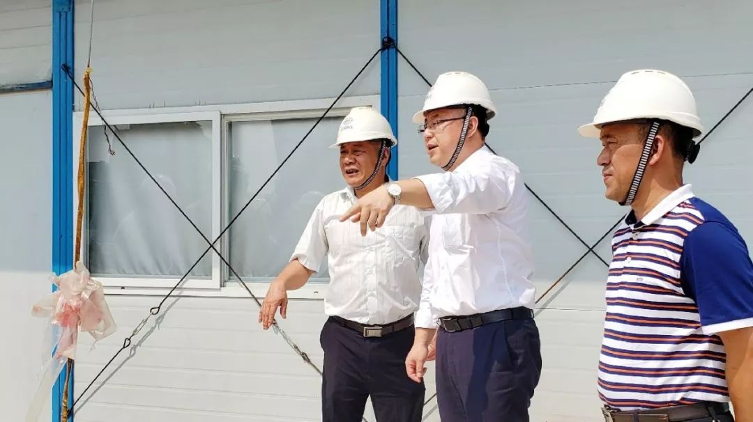 中运海运特运张庆成纪委书记到中远海运大厦施工现场慰问送清凉