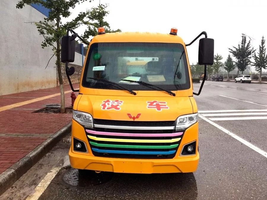 新品上市首批五菱国六校车顺利发车