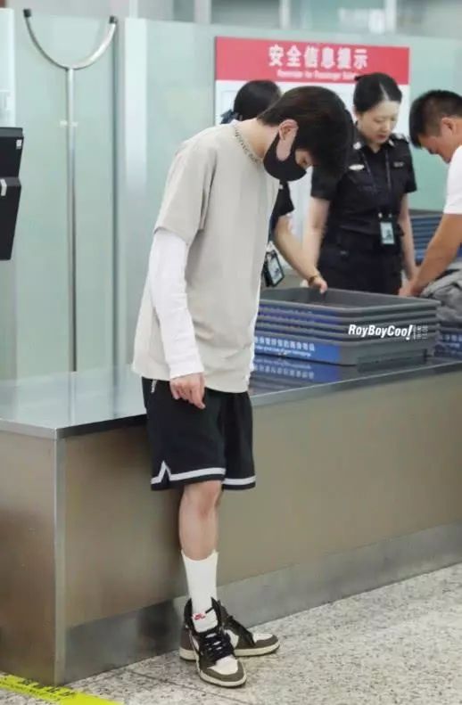王源过安检脚上aj却成了重点检查对象网友全网最惨aj