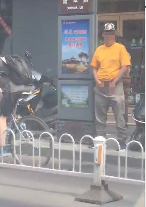 承德两大型半挂货车相撞一司机被困驾驶室惊现露阴癖当街小便无视人来