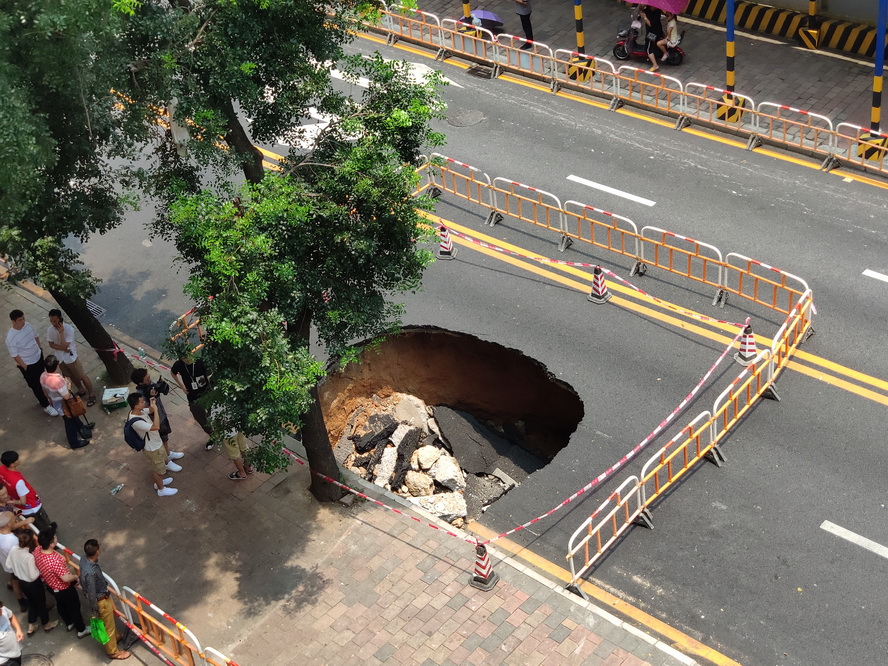 深圳一处路面塌陷 道路出现深坑_南山区