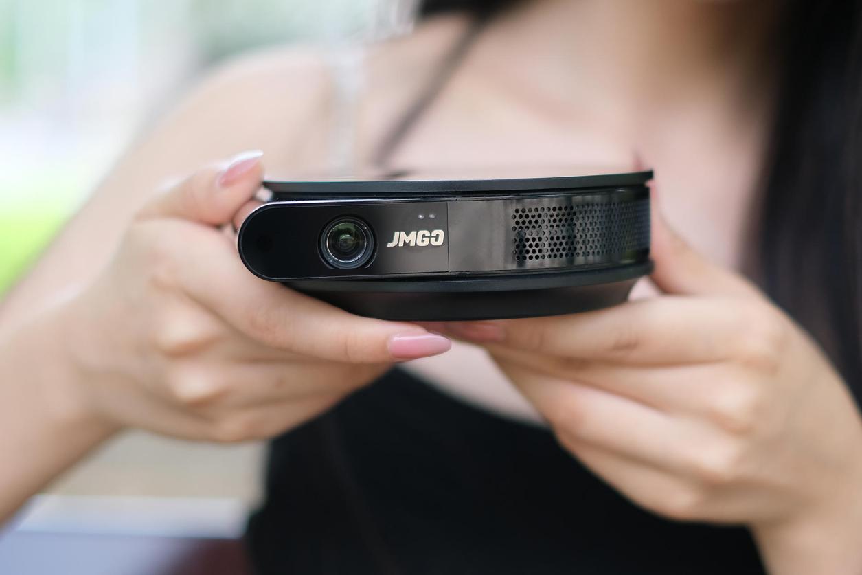 无电无网的野外如何投影在线视频坚果t9便携投影很能打