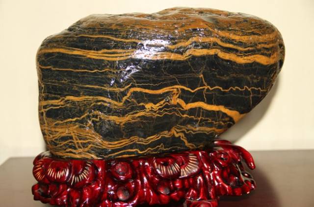 农妇洗衣时在河边捡到一块奇石,专家鉴定可以换套房子!组团捡石头去?