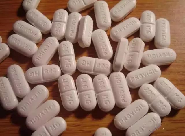 哌醋甲酯(methylphenidate)的商品名,是一种中枢神经兴奋剂,被广泛