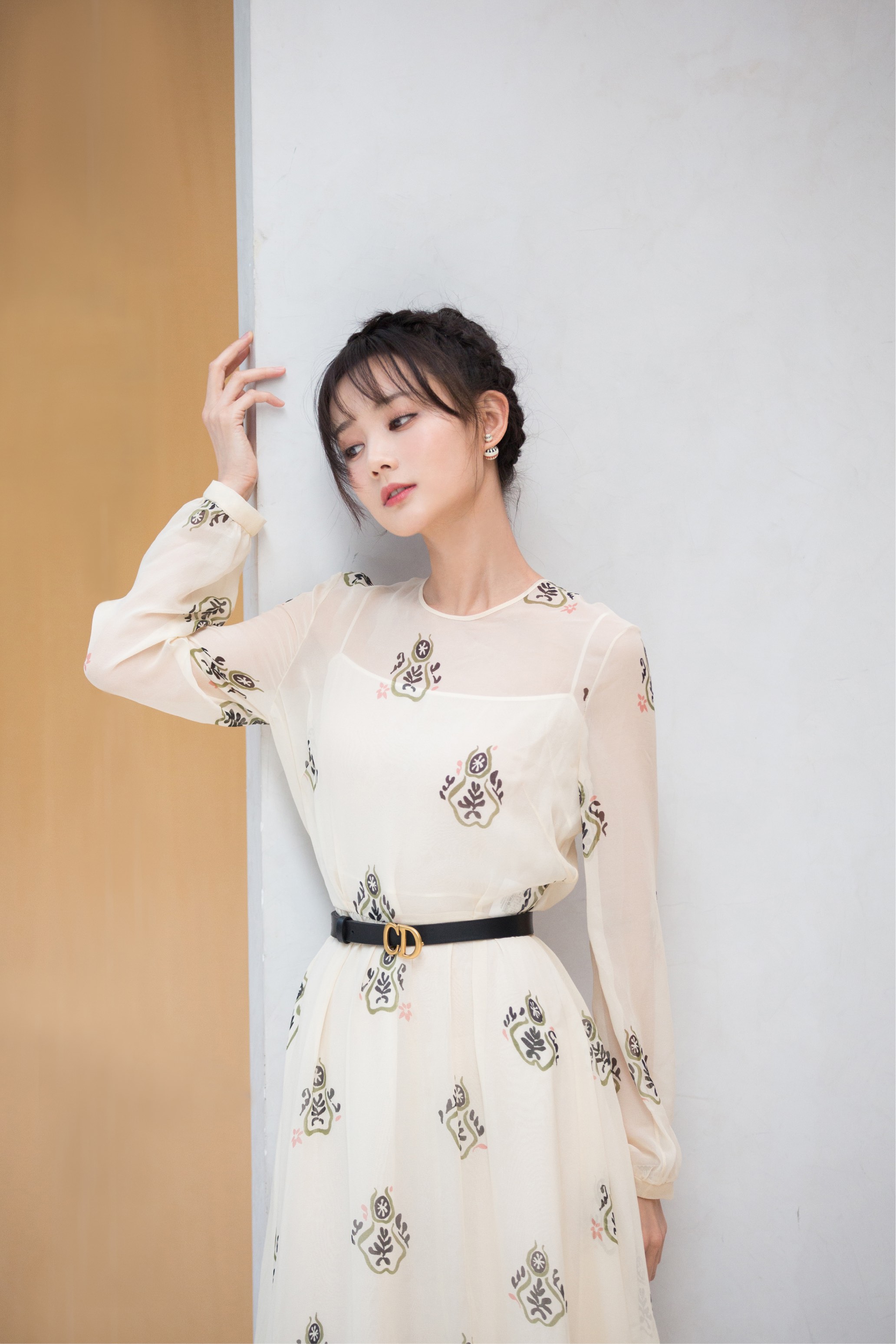 李一桐出席品牌活动 化身花仙子邂逅爱与玫瑰