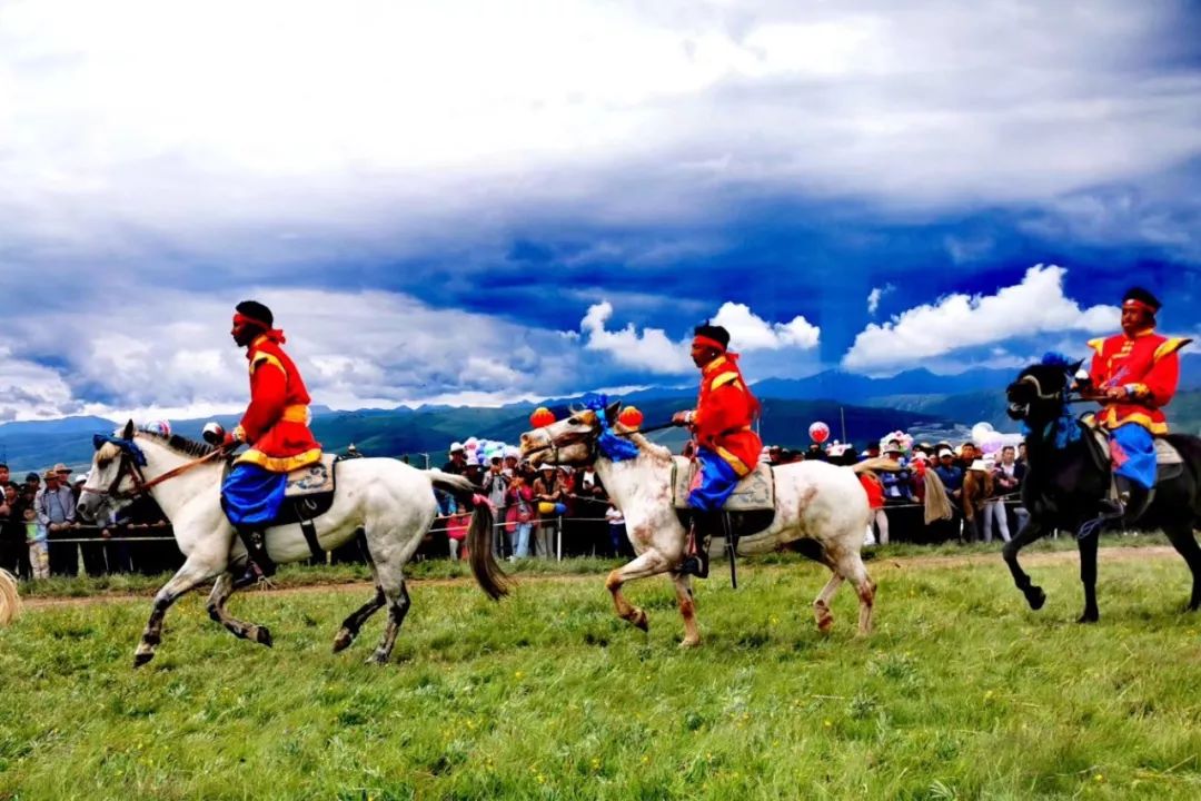 及省内外代表队齐聚皇城乡大草原,由会旗会徽代表队,夏木日,苏鲁锭,布