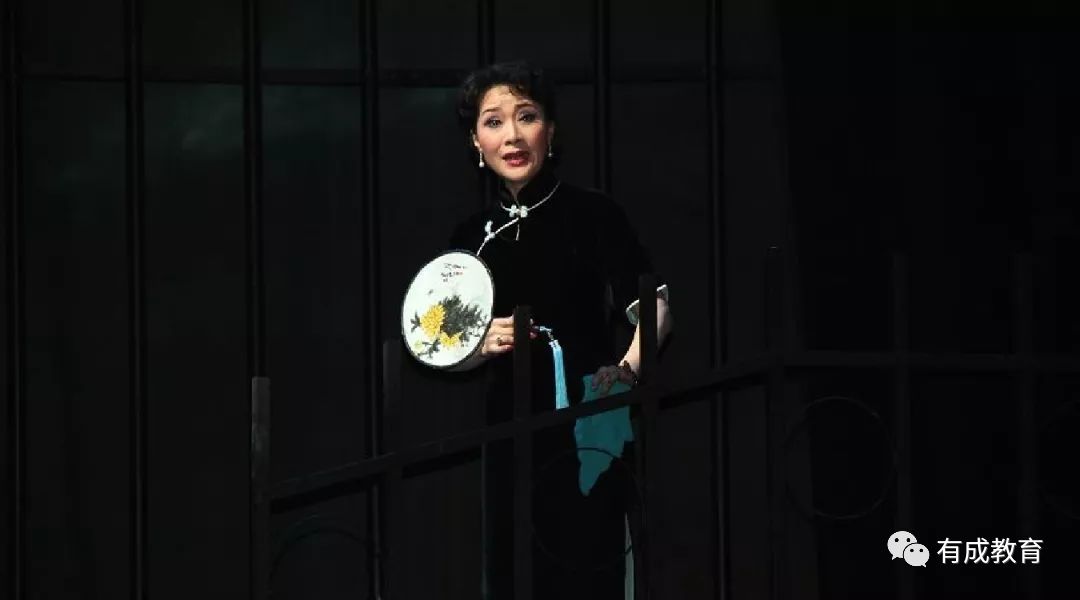 在周朴园封建大家长的专制意志下,蘩漪过着枯寂的生活,她对这种生活的