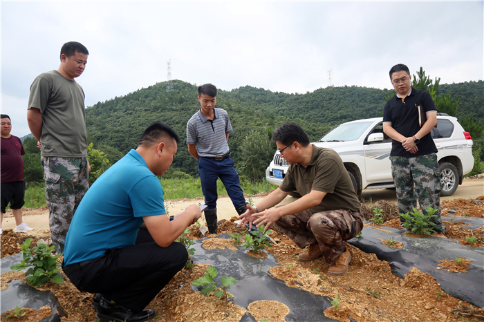 黔南州政协副主席龙里县委书记刘华龙到醒狮镇宣讲省委十二届五次全会